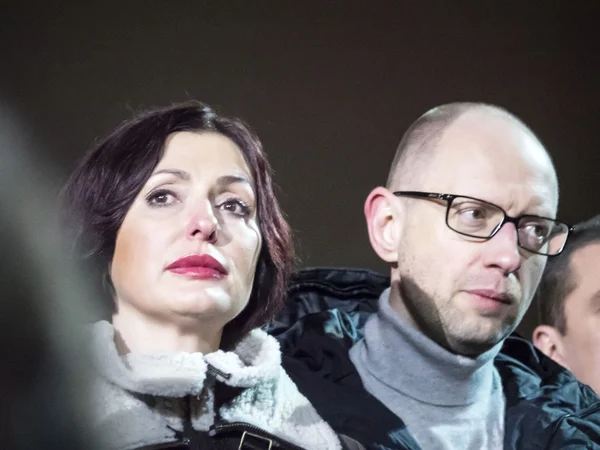 Prime Arseniy Yatsenyuk med sin fru — Stockfoto