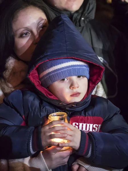 Jonge vrouw houdt haar zoon — Stockfoto