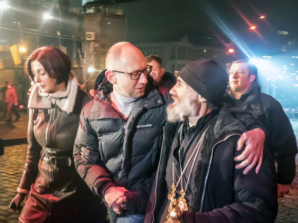Ministerpräsident Jazenjuk geht mit Priester — Stockfoto