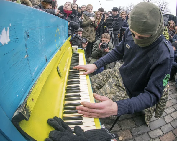 Euromaidan pianist in Balaclava — Stock Photo, Image