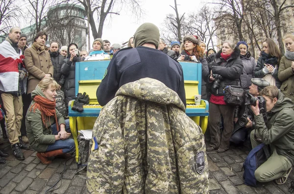 Euromaidan pianista v kuklu — Stock fotografie