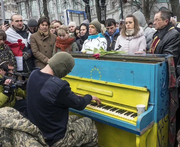 Pianista Euromaidán en Balaclava —  Fotos de Stock