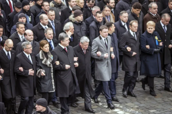 Porochenko en marcha en memoria de activistas fallecidos — Foto de Stock
