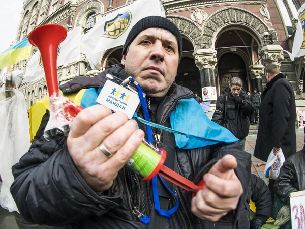 Ακτιβιστής με vuvuzela στην Εθνική Τράπεζα — Φωτογραφία Αρχείου