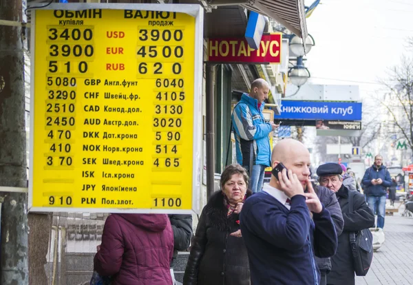 Människor passerar valutor växelkurs — Stockfoto