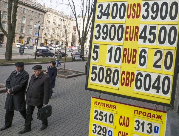 People passes currencies exchange rate — Stock Photo, Image