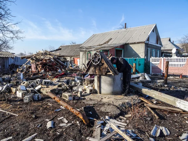 Уничтоженный дом в Донецкой области — стоковое фото