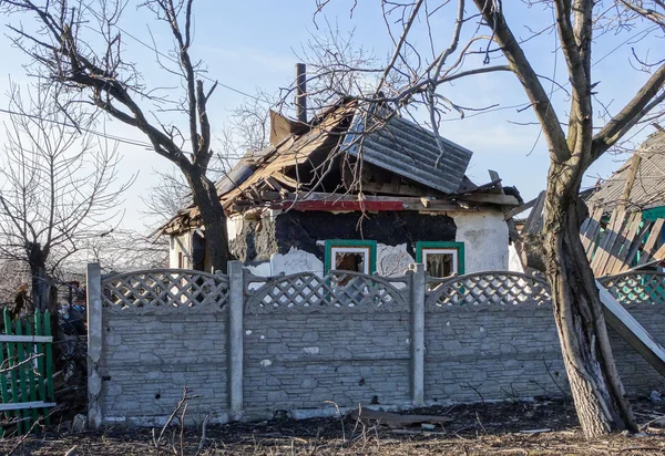 Destroyed house in Donetsk region — Stock Photo, Image