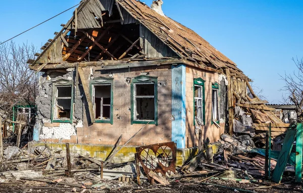 Förstörda hus i Donetsk-regionen — Stockfoto