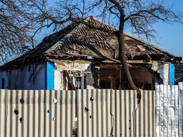 Förstörde hus i Donetsk-regionen — Stockfoto