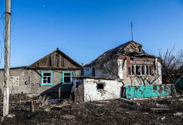 Donetsk bölgesinde yıkılan evler — Stok fotoğraf