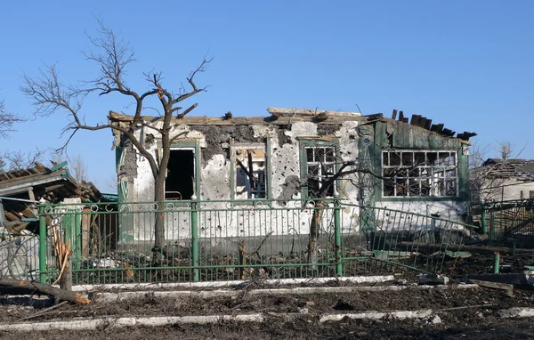 Destroyed house in Donetsk region — Stock Photo, Image