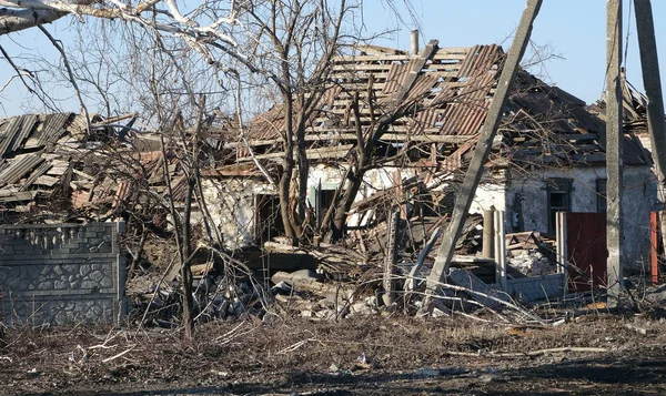 Förstörde hus i Donetsk-regionen — Stockfoto