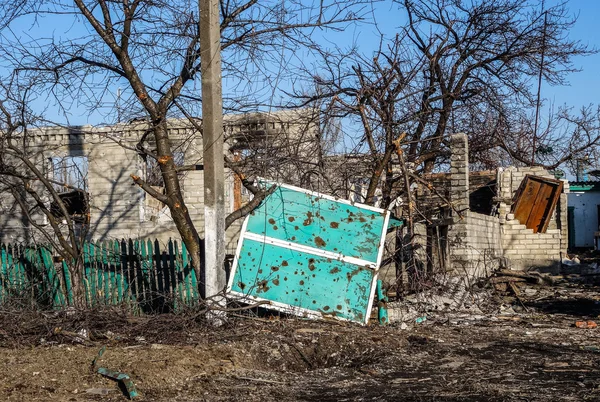 Casa destruída na região de Donetsk — Fotografia de Stock