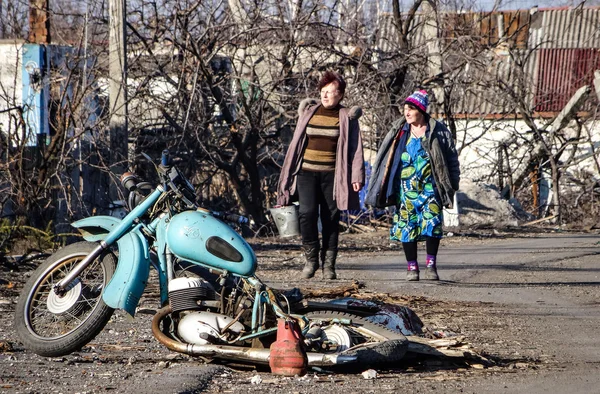 Уничтоженное село в Донецкой области — стоковое фото