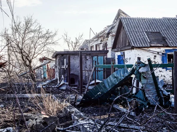 Уничтоженный дом в Донецкой области — стоковое фото