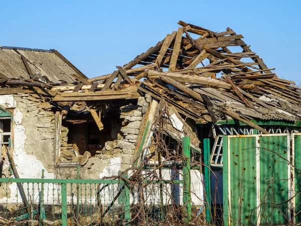 Casa destruída na região de Donetsk — Fotografia de Stock