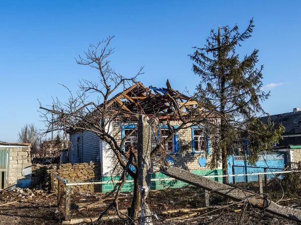 Destroyed house in Donetsk region — Stock Photo, Image