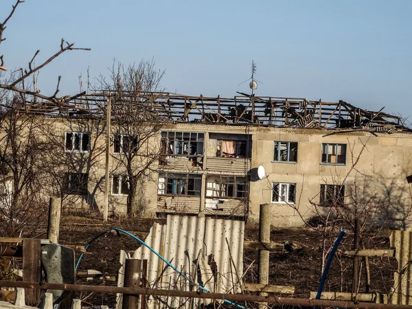 Zniszczony dom w Donieckaja obłast — Zdjęcie stockowe