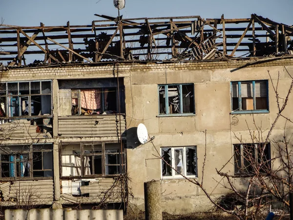 Уничтоженный дом в Донецкой области — стоковое фото