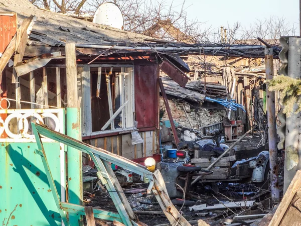 บ้านถูกทําลายในภูมิภาค Donetsk — ภาพถ่ายสต็อก