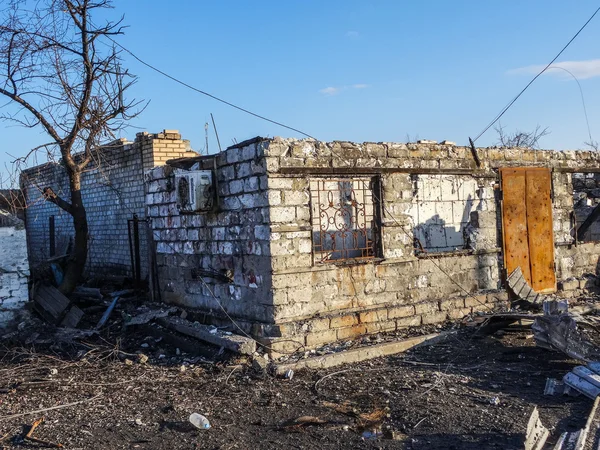 Casa distrutta nella regione di Donetsk — Foto Stock