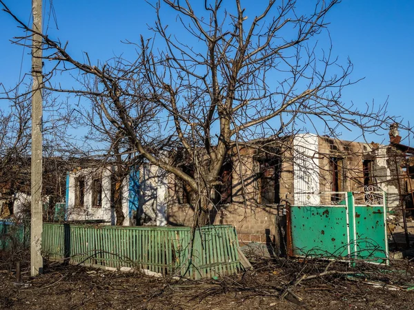 Destroyed house in Donetsk region — Stock Photo, Image