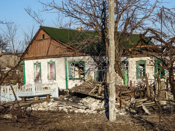 Casa destruída na região de Donetsk — Fotografia de Stock