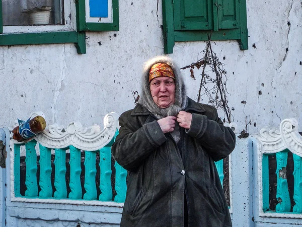 Уничтоженный дом в Донецкой области — стоковое фото