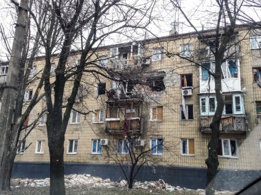 Donetsk, Ukrayna-4 Mart 2015: Imha edilmiş evler, Kiev Caddesi, Donetsk. Bu alan, Sergei Prokofiev adlı Donetsk havaalanının bitişiğindedir. Rus paralı askerler ve Ukraynalı silahlı kuvvetler arasındaki Havaalanı için savaş 242 gün sürdü