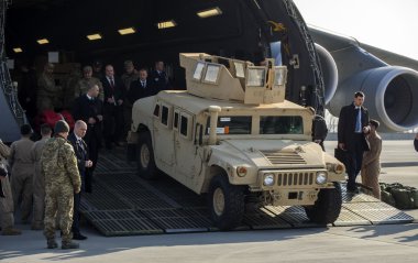 Başkan Poroshenko bize zırhlı araçlar araya geldi.