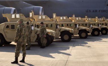 Başkan Poroshenko bize zırhlı araçlar araya geldi.