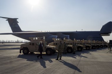 Başkan Poroshenko bize zırhlı araçlar araya geldi.