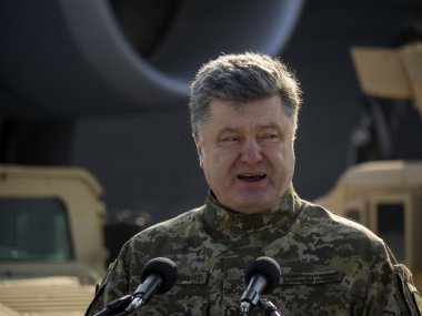 Başkan Poroshenko bize zırhlı araçlar araya geldi.