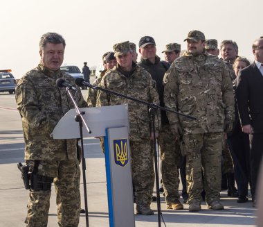 Başkan Poroshenko bize zırhlı araçlar araya geldi.