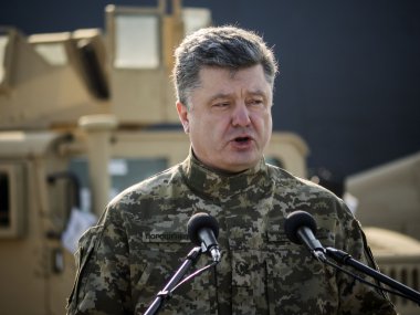 Başkan Poroshenko bize zırhlı araçlar araya geldi.