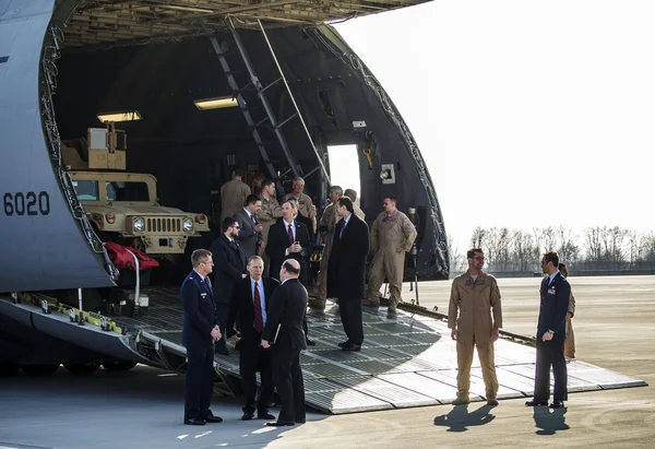 El Presidente Poroshenko se reunió con los vehículos blindados estadounidenses —  Fotos de Stock