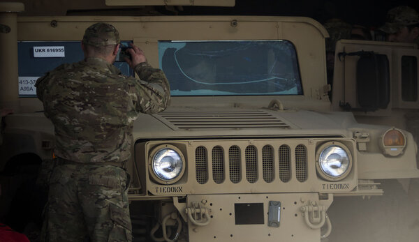 President Poroshenko met the US armored vehicles