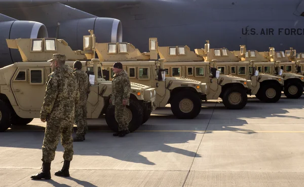 President Poroshenko met the US armored vehicles