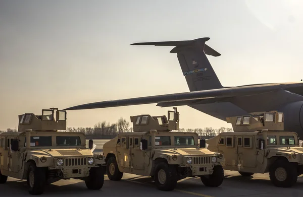 President Poroshenko met the US armored vehicles — Stock Photo, Image