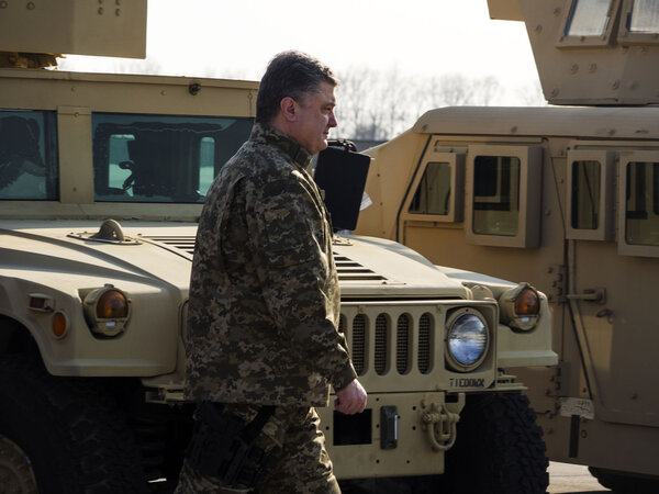 President Poroshenko met the US armored vehicles