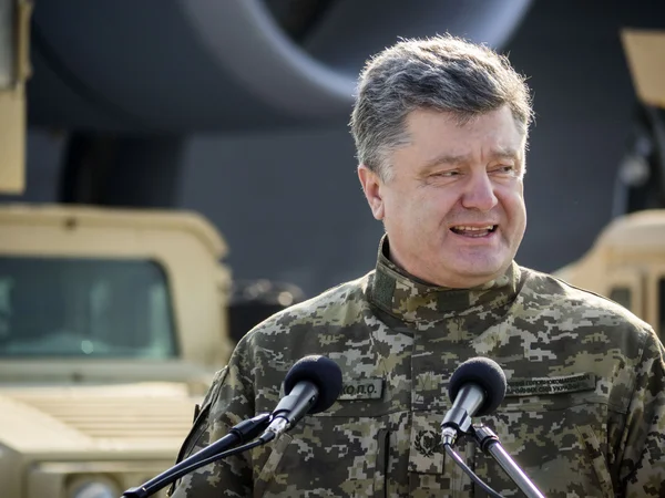El Presidente Poroshenko se reunió con los vehículos blindados estadounidenses — Foto de Stock