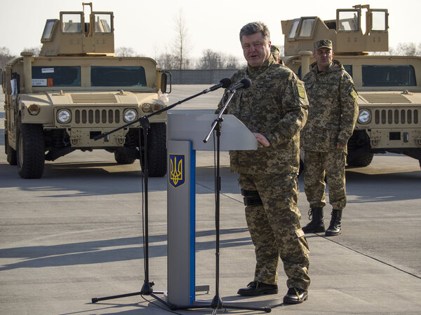 President Poroshenko met the US armored vehicles