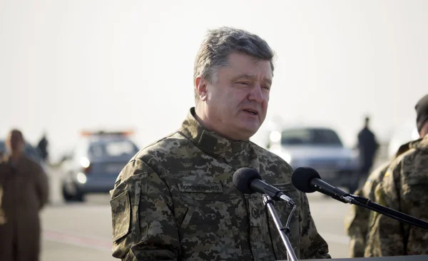 President Poroshenko met the US armored vehicles — Stock Photo, Image