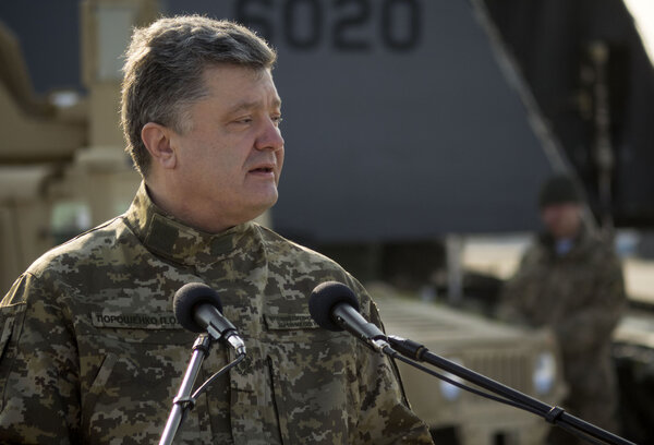 President Poroshenko met the US armored vehicles