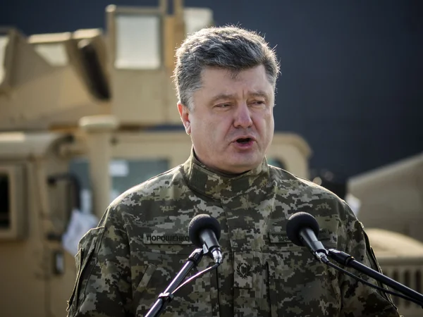 President Poroshenko met the US armored vehicles — Stock Photo, Image