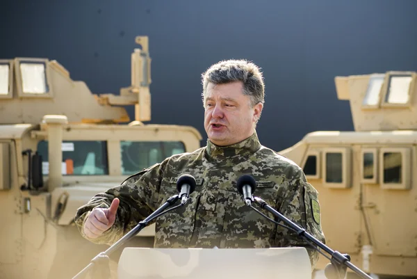 President Poroshenko met the US armored vehicles — Stock Photo, Image