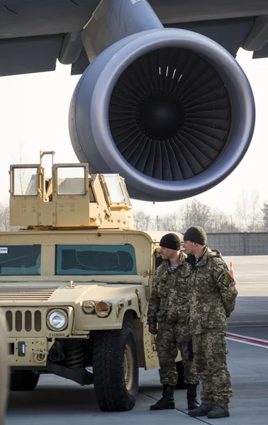 Başkan Poroshenko bize zırhlı araçlar araya geldi.