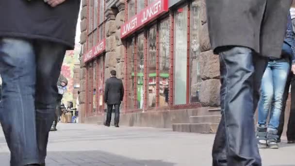 People walk at Khreschatyk street in Kiev — Stock Video