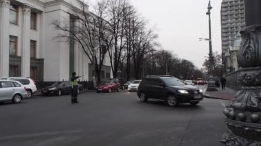 Trafik polisi hareketini arabalar düzenler